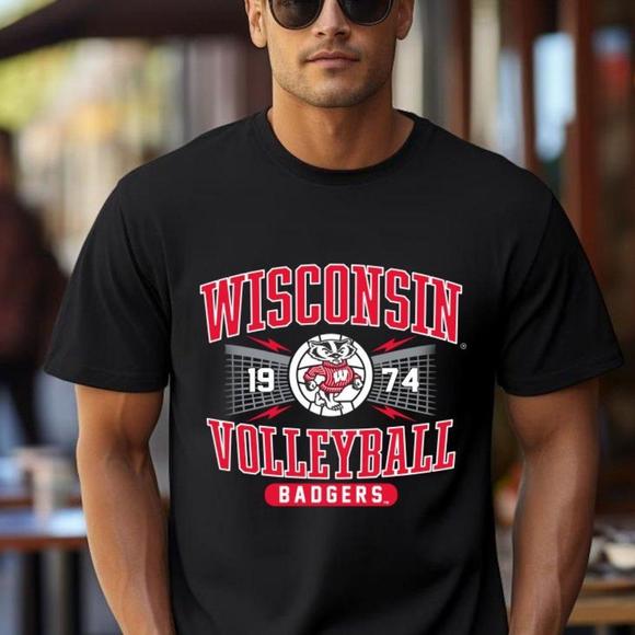 1974 Wisconsin Volleyball Badgers Tshirt, University Crewneck Shirt - Picture 1 of 4